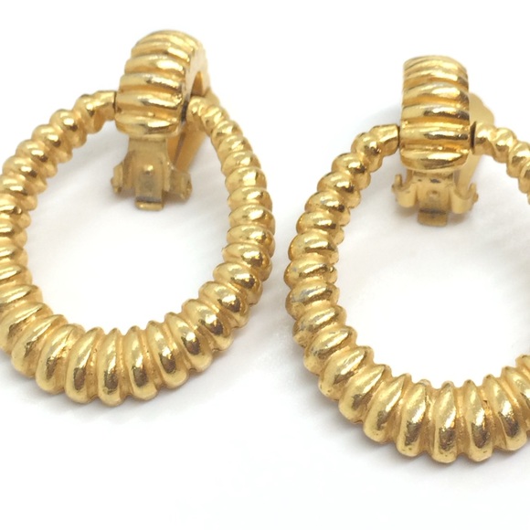VINTAGE 80S 90S GOLD TONE SHRIMP DOOR KNOCKER TEXTURED CLIP-ON HOOP EARRINGS 2” - Picture 7 of 10